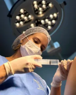 Anestesista preparando medicação