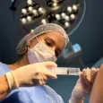 Anestesista preparando medicação