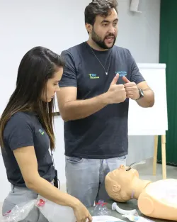 Instrutor durante o treinamento de urgência e emergência