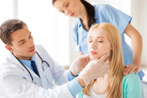 Médicos avaliando uma paciente