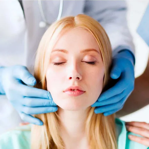 Procedimento dermatológico no rosto de uma paciente
