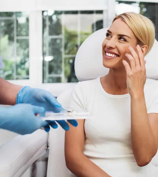 Paciente sorrindo em atendimento odontológico